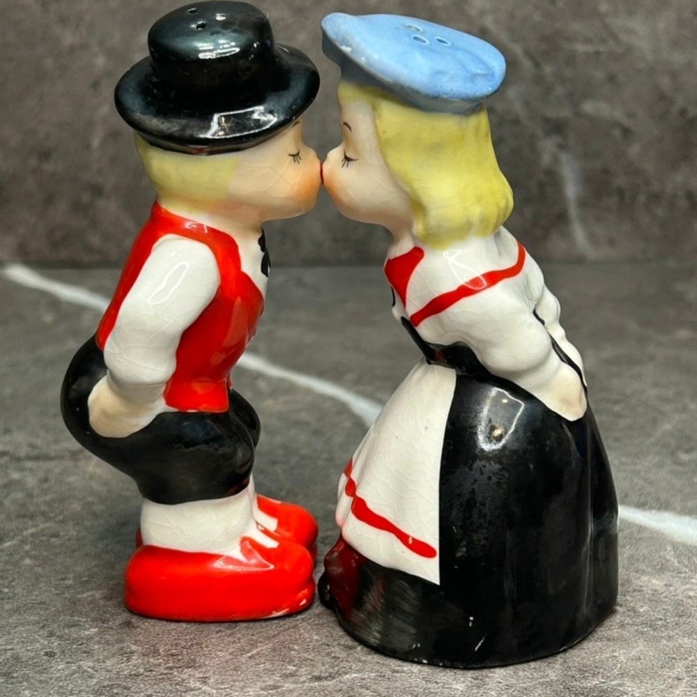 Vintage Napco Dutch Boy and Girl Kissing Salt and Pepper Shakers Japan S1286/1